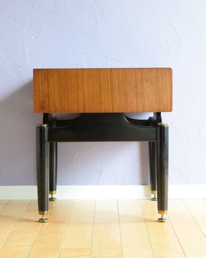 G-PLAN(Gプラン) アンティーク家具 寝室で使えるヴィンテージ家具、Gプランのサイドテーブル(Tola&Black)。後ろ姿もキレイですヴィンテージ家具は新品ではないので経年変化によるキズは必ずありますが、きちんと修復したので後ろ姿までキレイです。(x-1245-f)