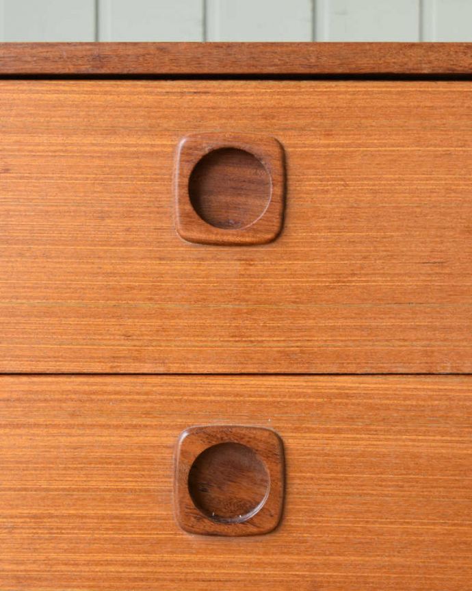 アンティークのチェスト　アンティーク家具　ソファやベッドの横で使えるヴィンテージのベッドサイドチェスト。シンプルでカッコいい取っ手北欧デザインらしいシンプルなデザインの取っ手。(x-1248-f)