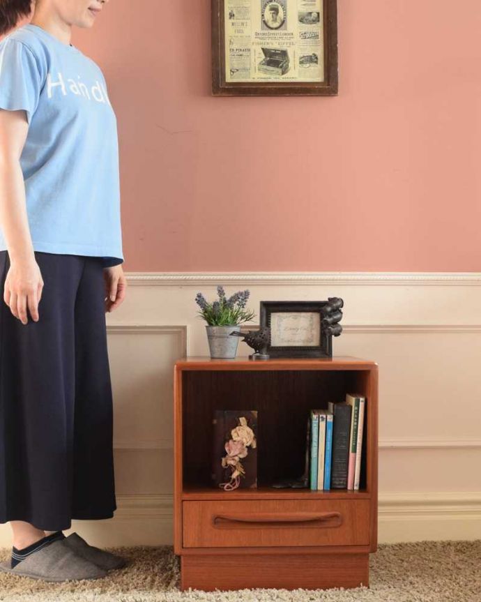 G-PLAN(Gプラン) アンティーク家具 北欧スタイルのかっこいいヴィンテージ家具、G-PLANフレスコシリーズのベッドサイドチェスト。スッキリとしたシンプルなデザイン北欧スタイルのデザインは、やっぱり見た目がカッコいい!シンプルなのでどんなお部屋にも似合います。(x-1249-f)