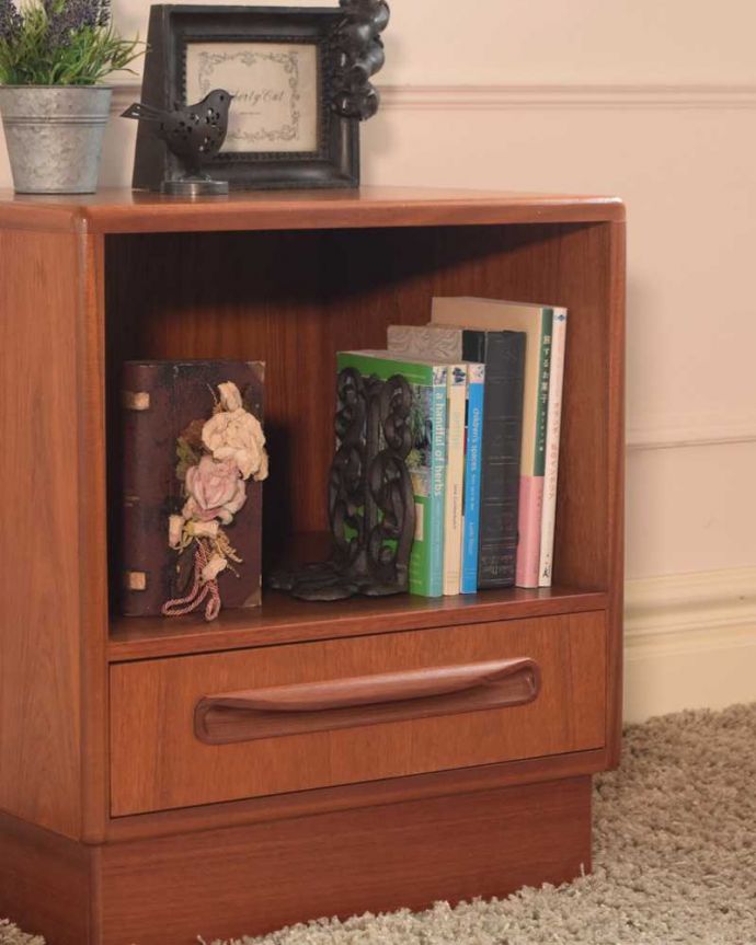 G-PLAN(Gプラン) アンティーク家具 北欧スタイルのかっこいいヴィンテージ家具、G-PLANフレスコシリーズのベッドサイドチェスト。見えない所もこだわっていますヴィンテージの家具は年代が若いので簡単な修復だけでも使えますが、アンティーク家具専門店らしく長く使って頂けるよう、しっかり修復しています。(x-1249-f)