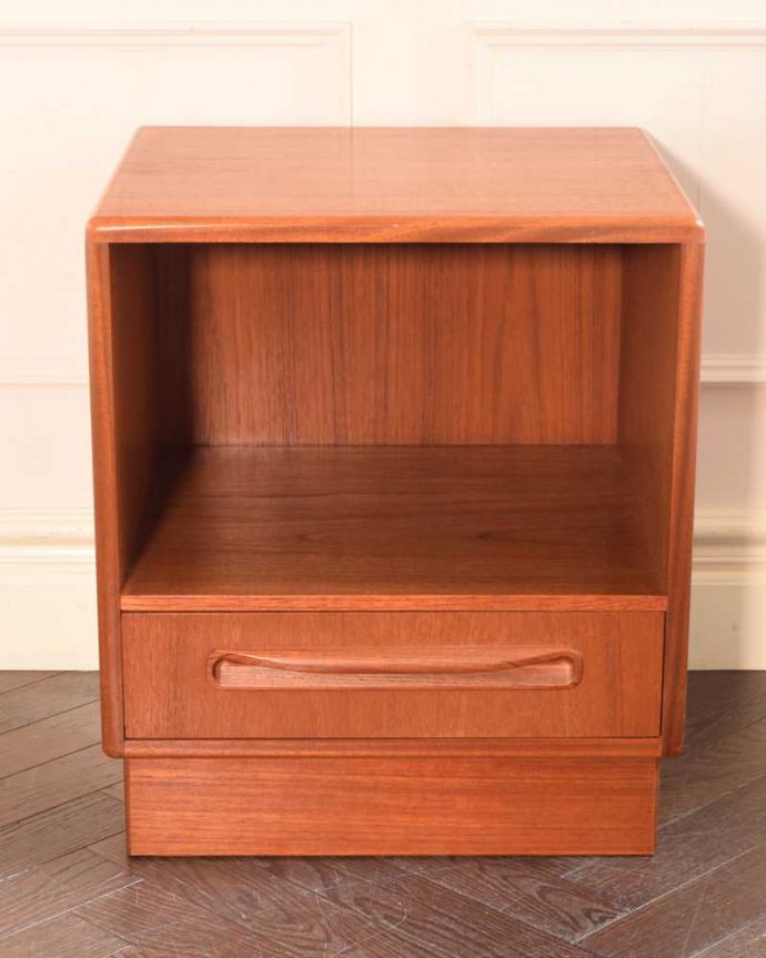 G-PLAN(Gプラン) アンティーク家具 北欧スタイルのかっこいいヴィンテージ家具、G-PLANフレスコシリーズのベッドサイドチェスト。意外にたっぷり入りますオープン棚の中は意外にたっぷり収納できます。(x-1249-f)