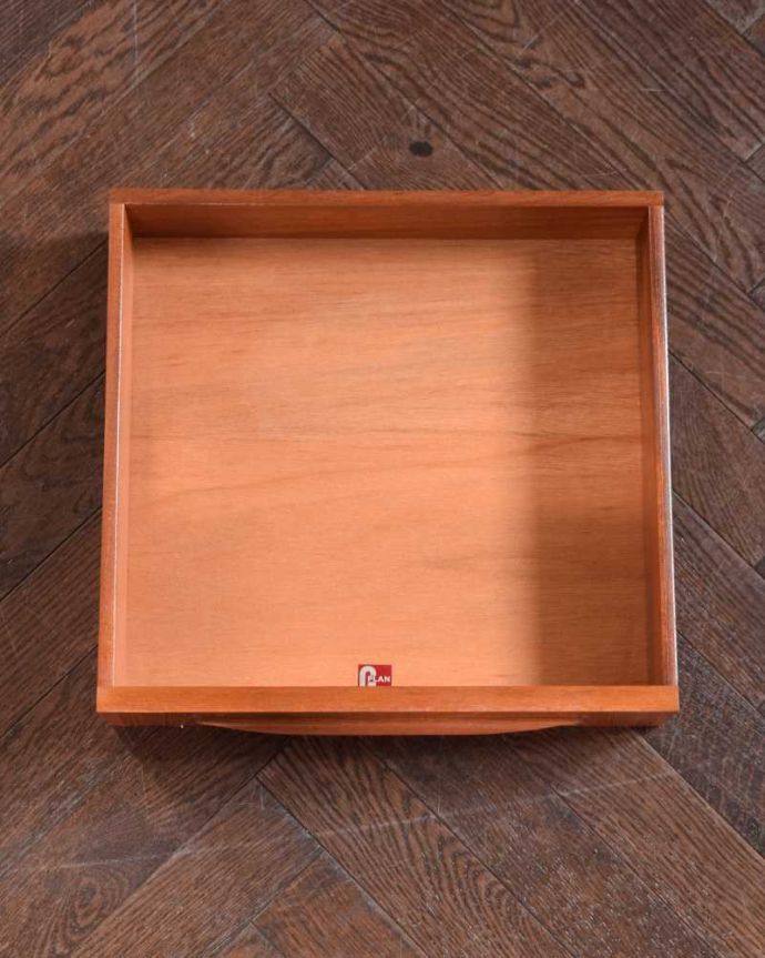 G-PLAN(Gプラン) アンティーク家具 北欧スタイルのかっこいいヴィンテージ家具、G-PLANフレスコシリーズのベッドサイドチェスト。引き出しの中もキレイですもちろん引き出しの中も専門の職人がキレイに修復したので、とってもキレイです。(x-1249-f)