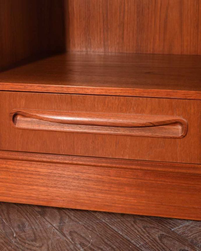 G-PLAN(Gプラン) アンティーク家具 北欧スタイルのかっこいいヴィンテージ家具、G-PLANフレスコシリーズのベッドサイドチェスト。シンプルでカッコいい取っ手北欧デザインらしいシンプルなデザインの取っ手。(x-1249-f)