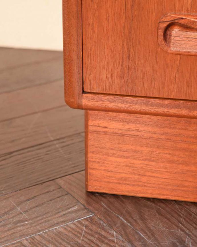 G-PLAN(Gプラン) アンティーク家具 北欧スタイルのかっこいいヴィンテージ家具、G-PLANフレスコシリーズのベッドサイドチェスト。女性1人でラクラク運べちゃう仕掛けHandleのアンティークは、脚の裏にフェルトキーパーをお付けしています。(x-1249-f)