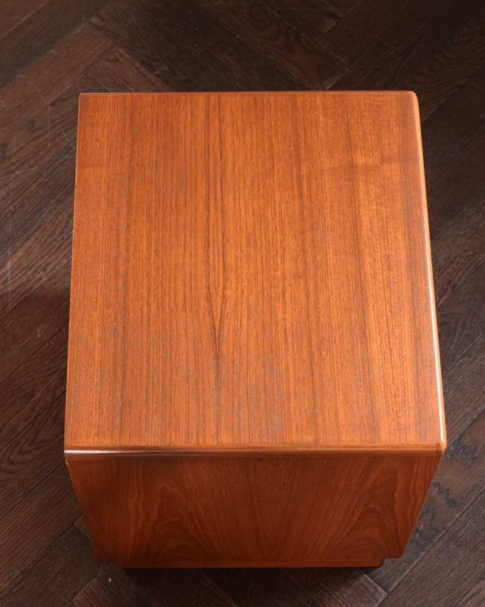 G-PLAN(Gプラン) アンティーク家具 北欧スタイルのかっこいいヴィンテージ家具、G-PLANフレスコシリーズのベッドサイドチェスト。上から見ると・・・天板はこんな感じです。(x-1249-f)