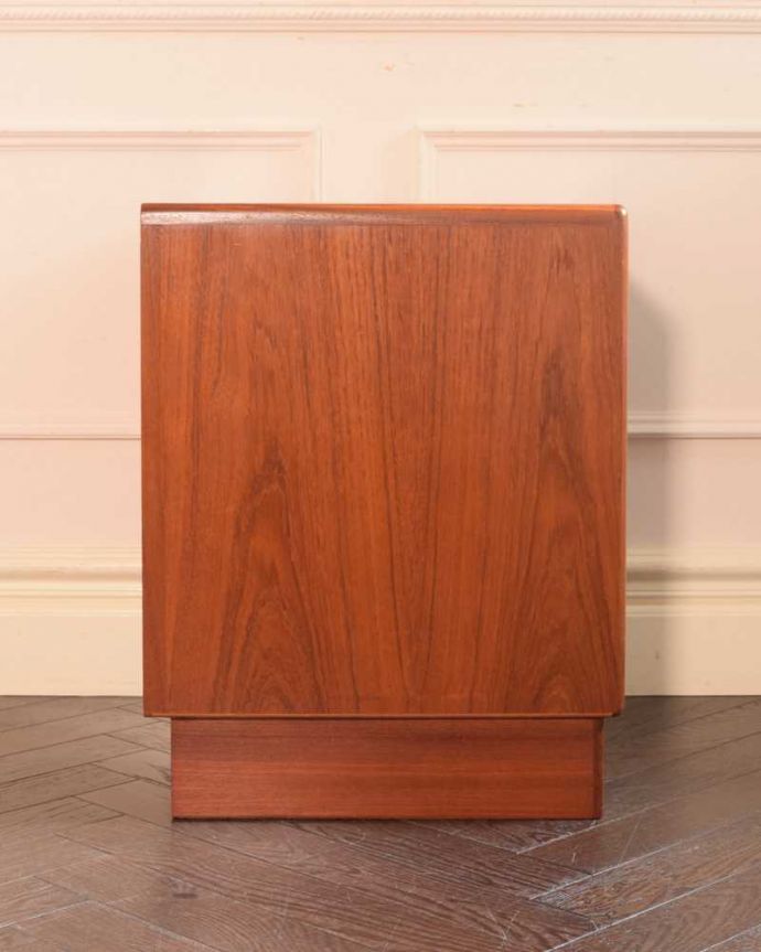 G-PLAN(Gプラン) アンティーク家具 北欧スタイルのかっこいいヴィンテージ家具、G-PLANフレスコシリーズのベッドサイドチェスト。横から見てもステキ横から見てもスッキリとしてカッコいい!。(x-1249-f)