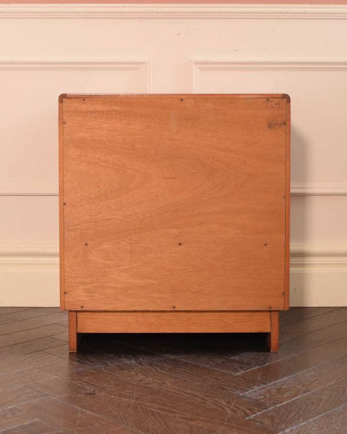 G-PLAN(Gプラン) アンティーク家具 北欧スタイルのかっこいいヴィンテージ家具、G-PLANフレスコシリーズのベッドサイドチェスト。後ろ姿もキレイですヴィンテージ家具は新品ではないので経年変化によるキズは必ずありますが、きちんと修復したので後ろ姿までキレイです。(x-1249-f)