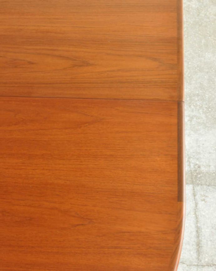 G-PLAN(Gプラン)　アンティーク家具　伸張式のG-planのフレスコシリーズ、北欧テイストのダイニングテーブル。シンプルな木目がカッコイイ天板を近くで見てみるとこんな感じ。(x-1250-f)