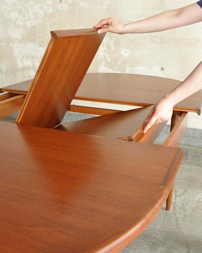 G-PLAN(Gプラン)　アンティーク家具　伸張式のG-planのフレスコシリーズ、北欧テイストのダイニングテーブル。あっという間にサイズ変更OK！天板の真ん中から新しい天板が出てきます。(x-1250-f)