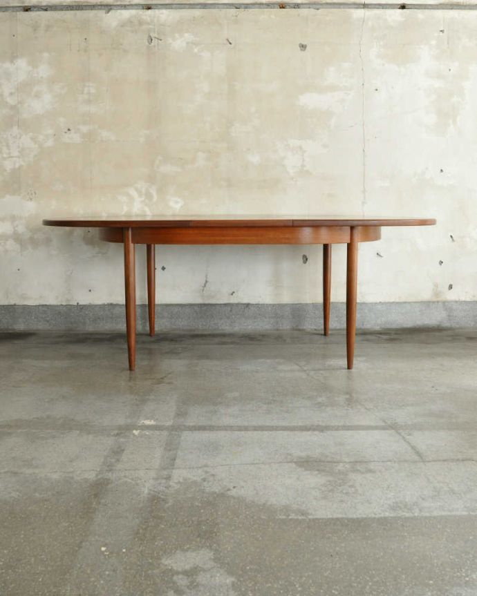 G-PLAN(Gプラン)　アンティーク家具　伸張式のG-planのフレスコシリーズ、北欧テイストのダイニングテーブル。天板を広げると･･･もちろん広げたままの状態でもお使い頂けます。(x-1250-f)