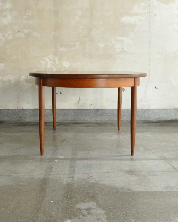 G-PLAN(Gプラン)　アンティーク家具　伸張式のG-planのフレスコシリーズ、北欧テイストのダイニングテーブル。こちら側から見ても･･･360度、どこから見てもスッキリとしてキレイです。(x-1250-f)