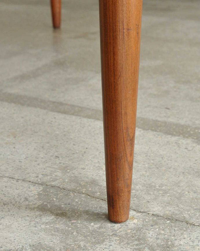 G-PLAN(Gプラン)　アンティーク家具　伸張式のG-planのフレスコシリーズ、北欧テイストのダイニングテーブル。持ち上げなくても移動できます！Handleのアンティークは、脚の裏にフェルトキーパーをお付けしていますので、持ち上げなくても床を滑らせて移動させることが出来ます。(x-1250-f)