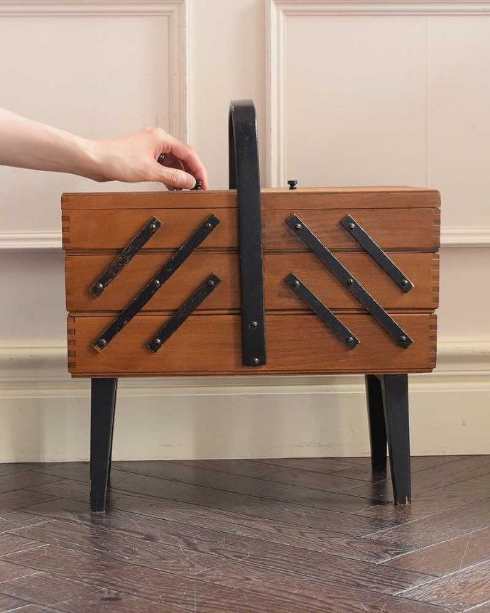 ソーイングボックス アンティーク家具 ブラックのライン入りのアンティークソーイングボックス(裁縫箱)。女性のためのお裁縫箱今も昔も、女性だったら必ず持っているアンティークのソーイングボックス。(x-1251-f)