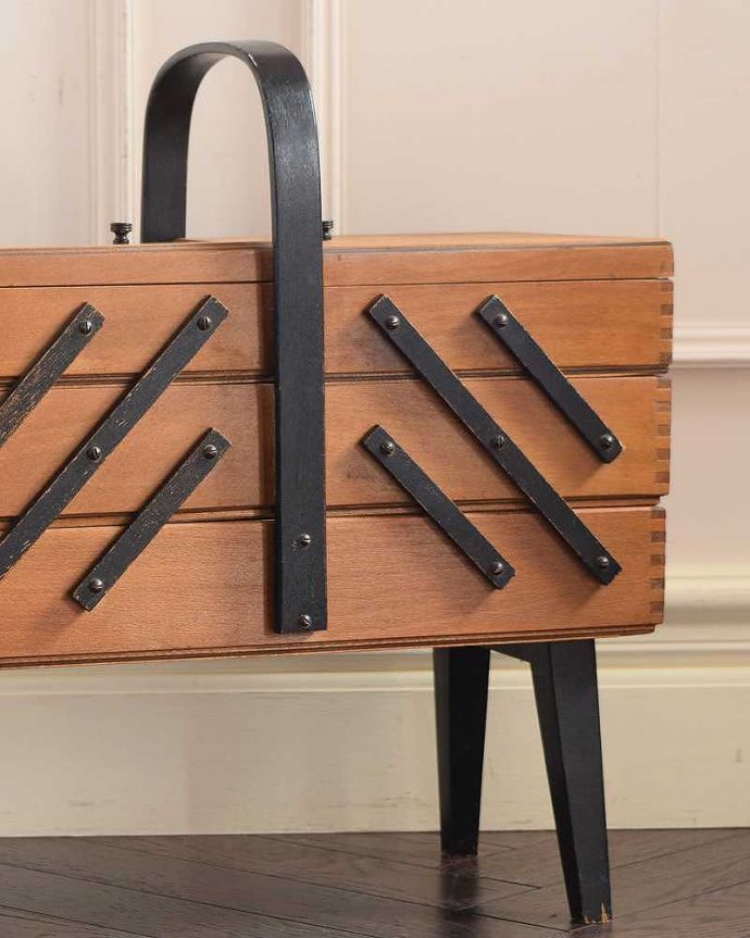 ソーイングボックス アンティーク家具 ブラックのライン入りのアンティークソーイングボックス(裁縫箱)。持ち運びもラクラクです持ち手が付いているので移動もラクラクです。(x-1251-f)