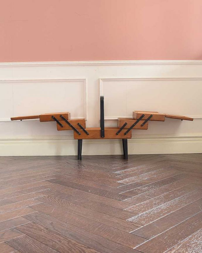 ソーイングボックス アンティーク家具 ブラックのライン入りのアンティークソーイングボックス(裁縫箱)。見てください!こんな風に広がるんです。(x-1251-f)