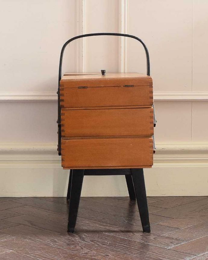 ソーイングボックス アンティーク家具 ブラックのライン入りのアンティークソーイングボックス(裁縫箱)。横から見ると・・・グルッと360度、どの角度から見てもキレイに仕上げました。(x-1251-f)