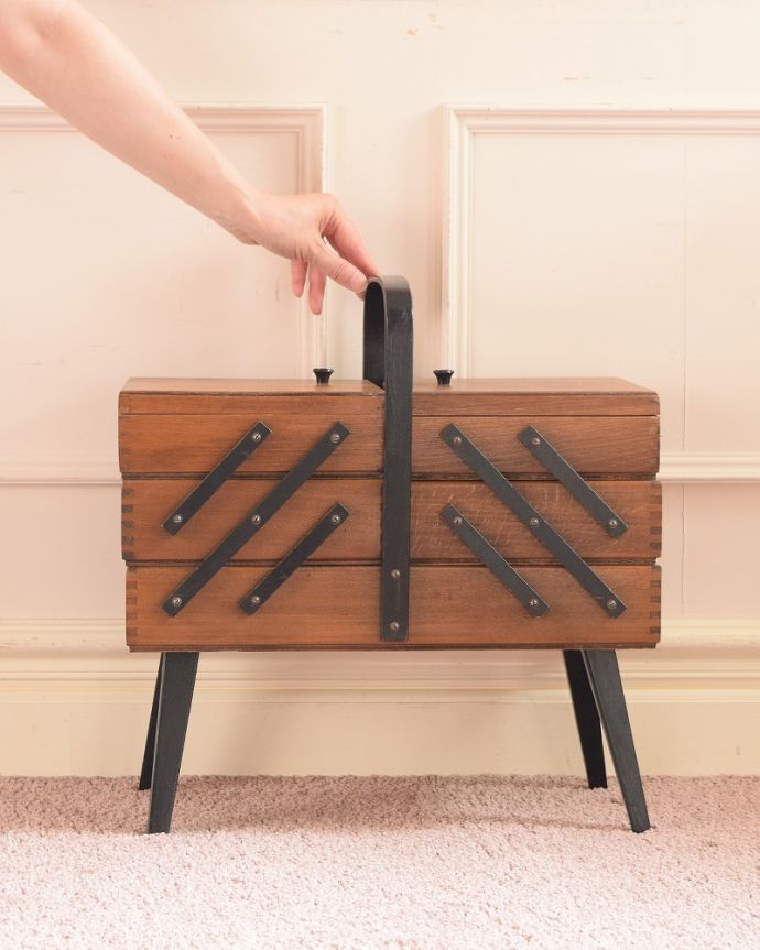 ソーイングボックス アンティーク家具 イギリスで見つけた持ち手付きのアンティークソーイングボックス(裁縫箱)、。女性のためのお裁縫箱今も昔も、女性だったら必ず持っているアンティークのソーイングボックス。(x-1252-f)