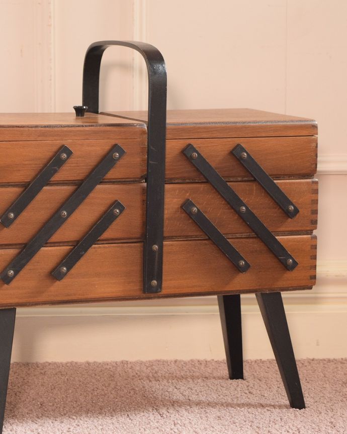 ソーイングボックス アンティーク家具 イギリスで見つけた持ち手付きのアンティークソーイングボックス(裁縫箱)、。持ち運びもラクラクです持ち手が付いているので移動もラクラクです。(x-1252-f)