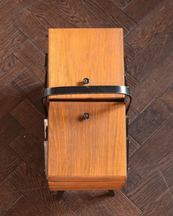 ソーイングボックス アンティーク家具 イギリスで見つけた持ち手付きのアンティークソーイングボックス(裁縫箱)、。上から見ると・・・キレイに修復しましたが、アンティークは新品ではないので経年変化による傷がある場合があります。(x-1252-f)