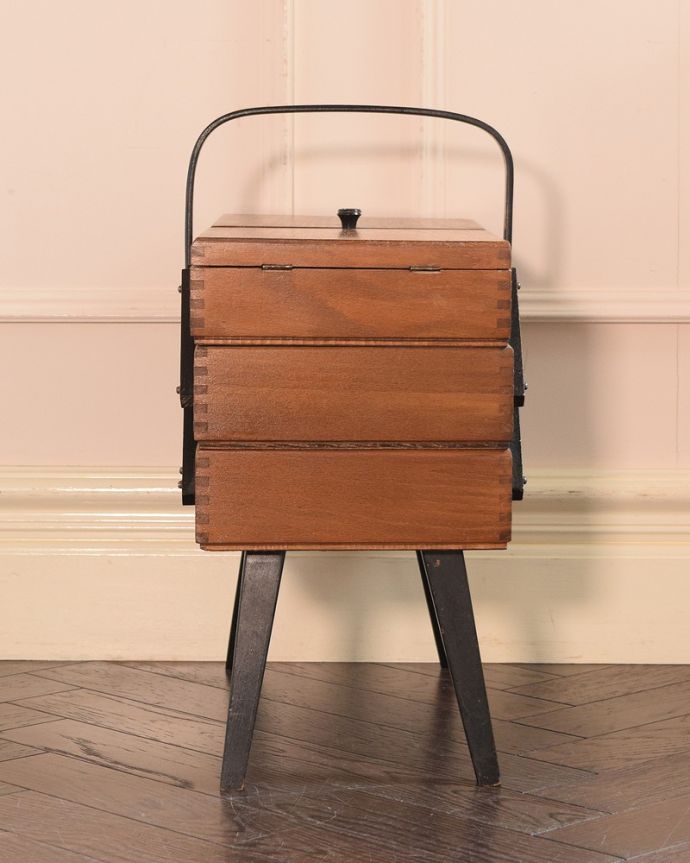 ソーイングボックス アンティーク家具 イギリスで見つけた持ち手付きのアンティークソーイングボックス(裁縫箱)、。横から見ると・・・グルッと360度、どの角度から見てもキレイに仕上げました。(x-1252-f)