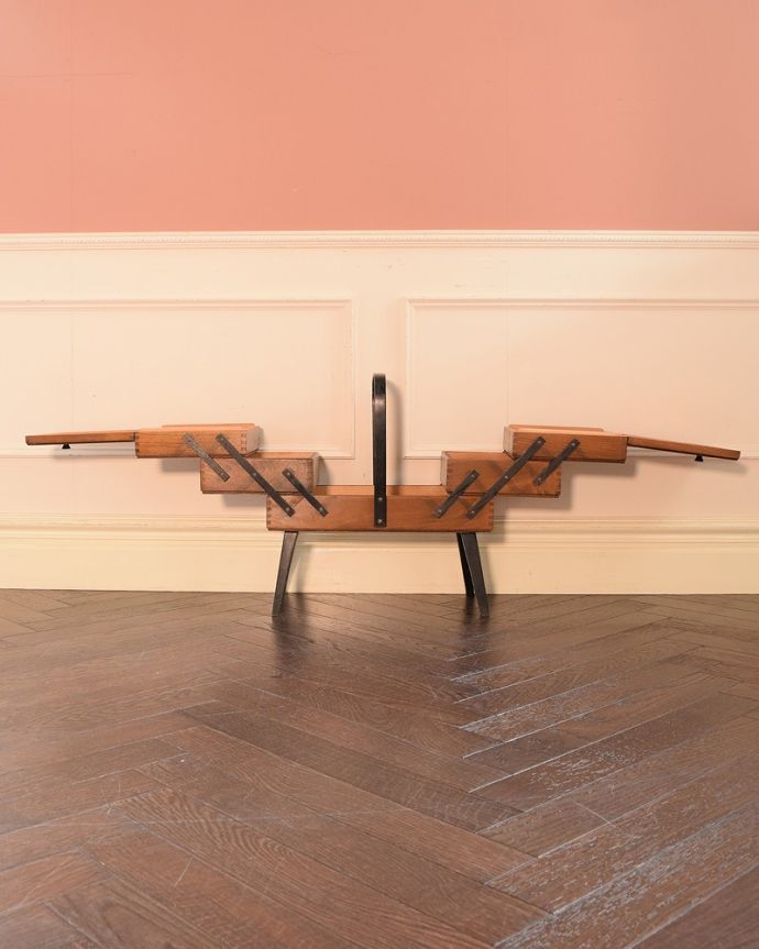 ソーイングボックス アンティーク家具 イギリスで見つけた持ち手付きのアンティークソーイングボックス(裁縫箱)、。見てください!こんな風に広がるんです。(x-1252-f)