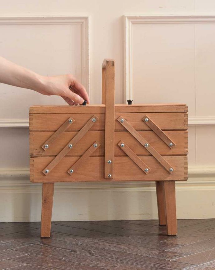 ソーイングボックス　アンティーク家具　置いておくだけで絵になるイギリスで見つけたアンティークソーイングボックス。女性のためのお裁縫箱今も昔も、女性だったら必ず持っているアンティークのソーイングボックス。(x-1253-f)