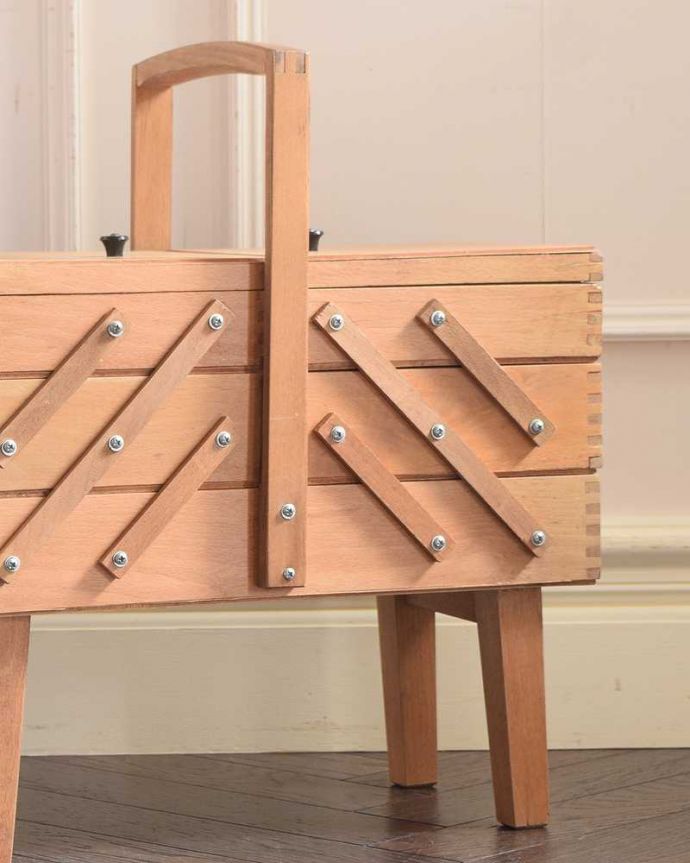 ソーイングボックス　アンティーク家具　置いておくだけで絵になるイギリスで見つけたアンティークソーイングボックス。持ち運びもラクラクです持ち手が付いているので移動もラクラクです。(x-1253-f)
