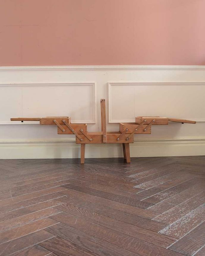 ソーイングボックス　アンティーク家具　置いておくだけで絵になるイギリスで見つけたアンティークソーイングボックス。見てください！こんな風に広がるんです。(x-1253-f)