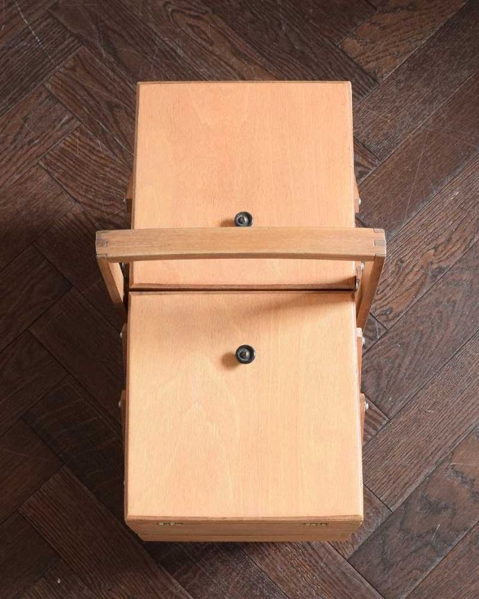 ソーイングボックス　アンティーク家具　置いておくだけで絵になるイギリスで見つけたアンティークソーイングボックス。上から見ると･･･キレイに修復しましたが、アンティークは新品ではないので経年変化による傷がある場合があります。(x-1253-f)