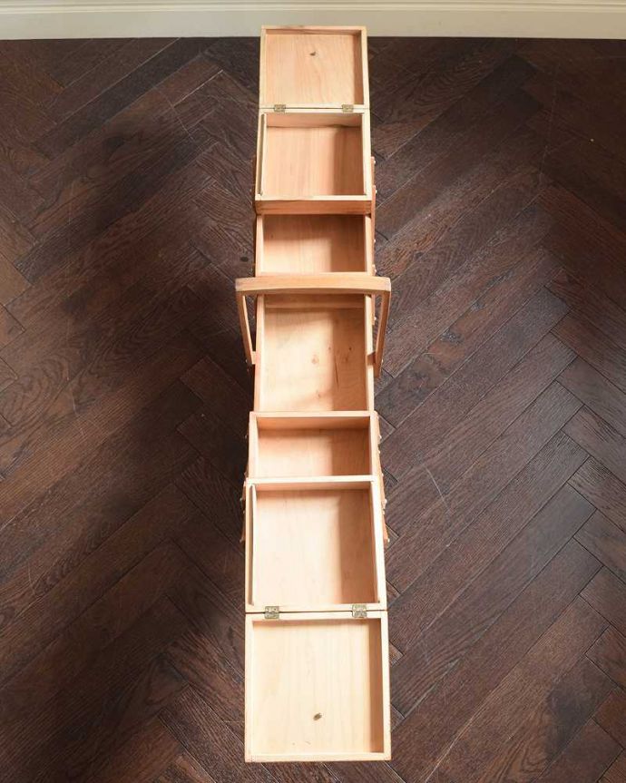 ソーイングボックス　アンティーク家具　置いておくだけで絵になるイギリスで見つけたアンティークソーイングボックス。中はこんな感じです。(x-1253-f)