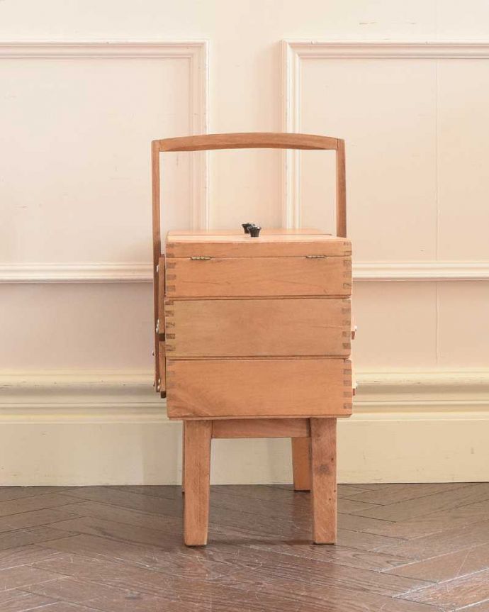 ソーイングボックス　アンティーク家具　置いておくだけで絵になるイギリスで見つけたアンティークソーイングボックス。横から見ると･･･グルッと360度、どの角度から見てもキレイに仕上げました。(x-1253-f)