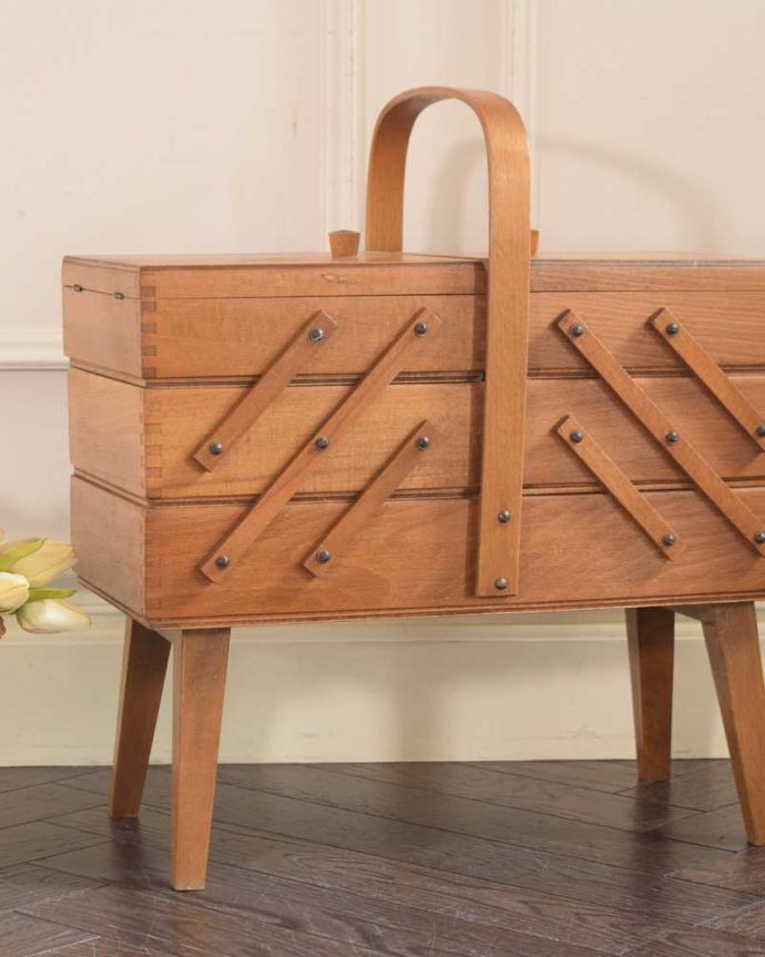 ソーイングボックス アンティーク家具 可愛い脚付きのイギリスで見つけたアンティークソーイングボックス。持ち運びもラクラクです持ち手が付いているので移動もラクラクです。(x-1254-f)