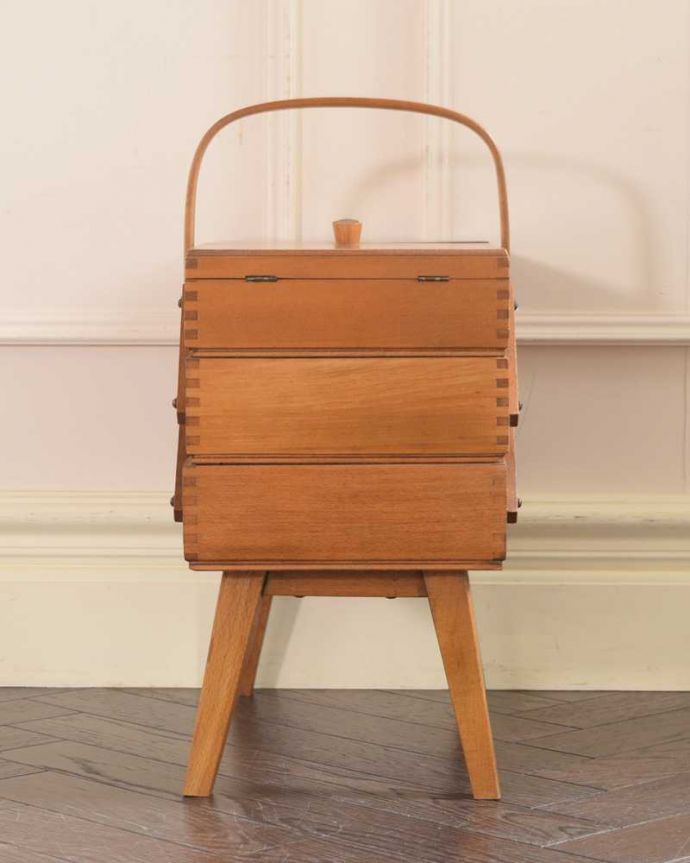 ソーイングボックス アンティーク家具 可愛い脚付きのイギリスで見つけたアンティークソーイングボックス。横から見ると・・・グルッと360度、どの角度から見てもキレイに仕上げました。(x-1254-f)