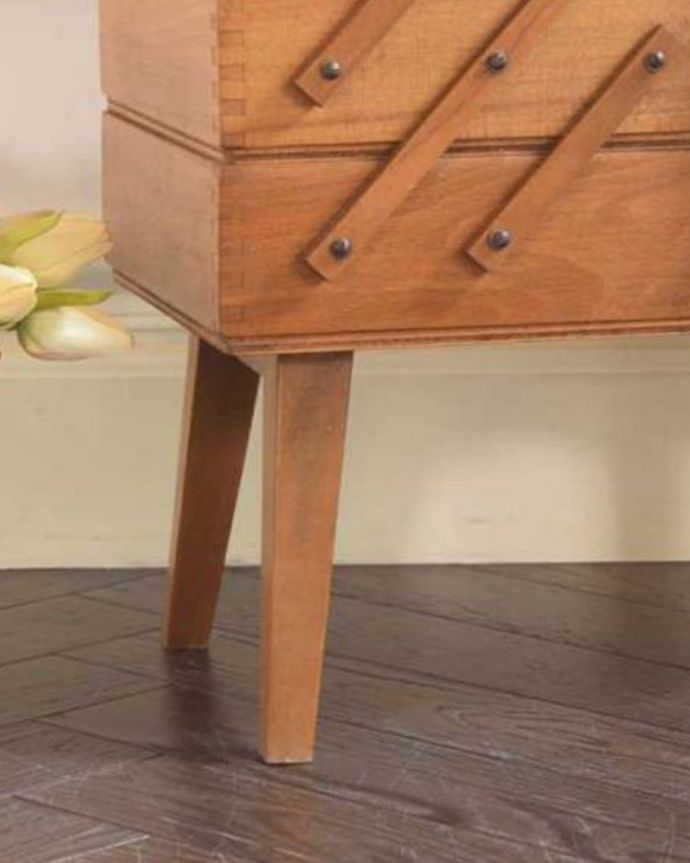 ソーイングボックス アンティーク家具 可愛い脚付きのイギリスで見つけたアンティークソーイングボックス。持ち上げなくても移動ラクラクですHandleのアンティーク家具の足の裏にはフェルトキーパーをお付けしています。(x-1254-f)