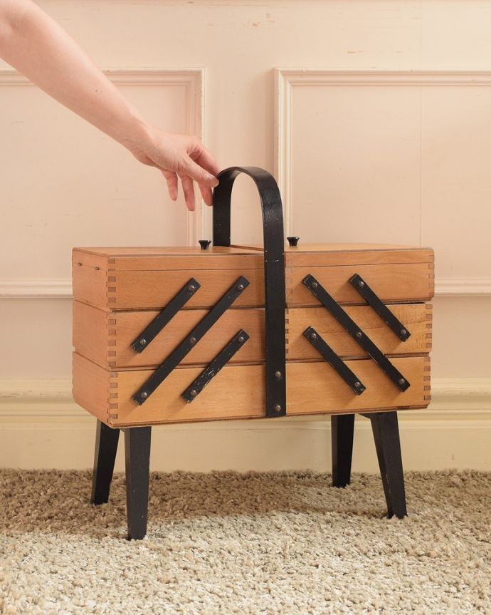 ソーイングボックス アンティーク家具 イギリスで見つけたたっぷり収納できるアンティークソーイングボックス(裁縫箱)。女性のためのお裁縫箱今も昔も、女性だったら必ず持っているアンティークのソーイングボックス。(x-1255-f)