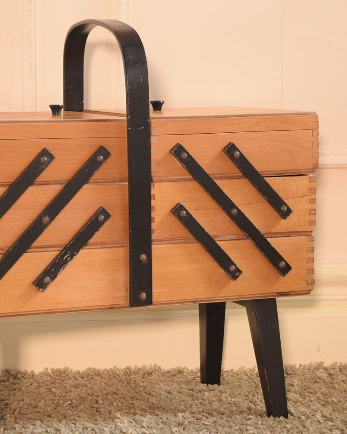 ソーイングボックス アンティーク家具 イギリスで見つけたたっぷり収納できるアンティークソーイングボックス(裁縫箱)。持ち運びもラクラクです持ち手が付いているので移動もラクラクです。(x-1255-f)