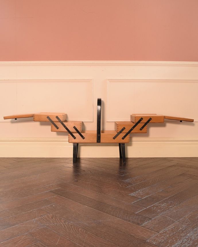 ソーイングボックス アンティーク家具 イギリスで見つけたたっぷり収納できるアンティークソーイングボックス(裁縫箱)。見てください!こんな風に広がるんです。(x-1255-f)