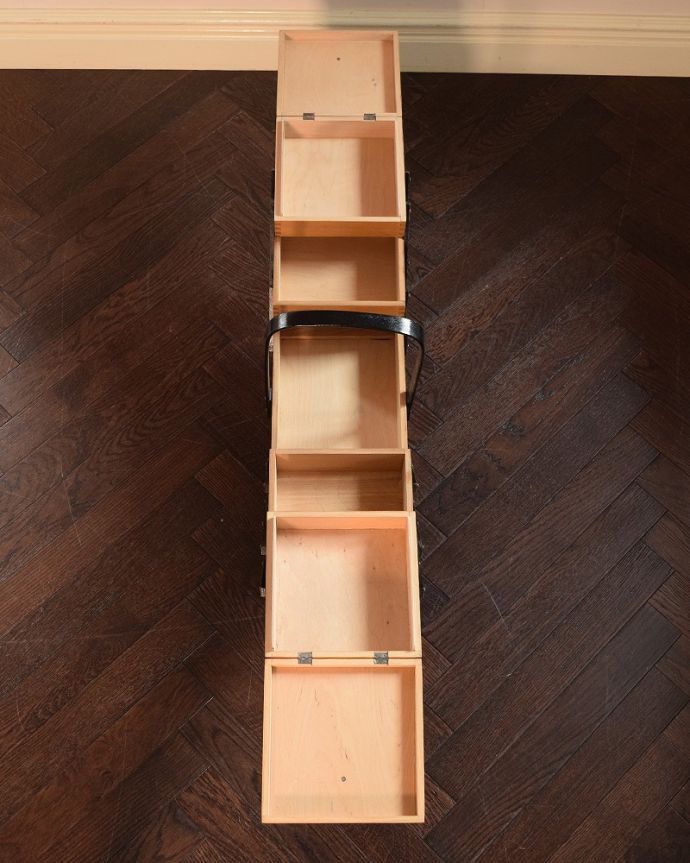 ソーイングボックス アンティーク家具 イギリスで見つけたたっぷり収納できるアンティークソーイングボックス(裁縫箱)。中はこんな感じです。(x-1255-f)