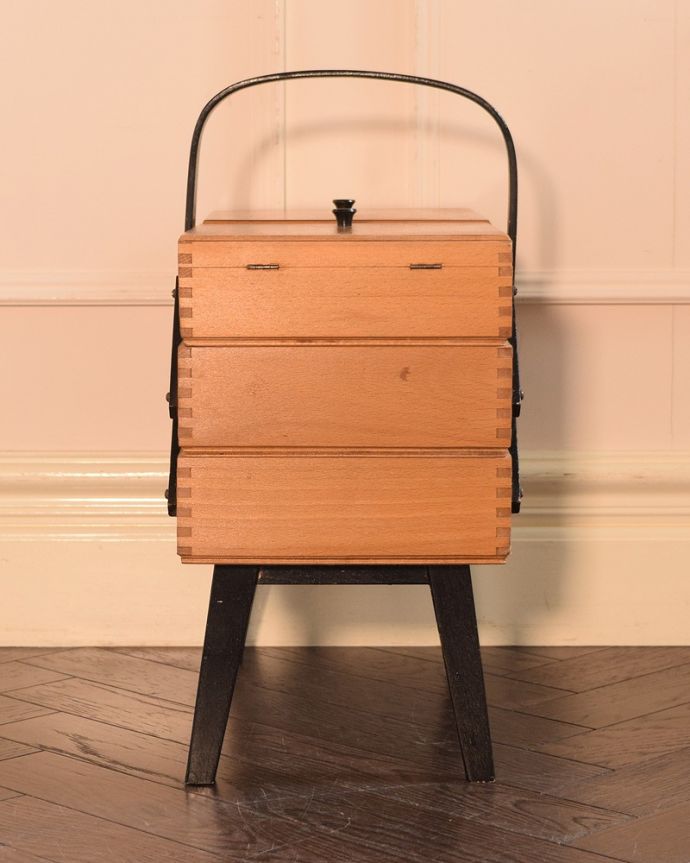 ソーイングボックス アンティーク家具 イギリスで見つけたたっぷり収納できるアンティークソーイングボックス(裁縫箱)。横から見ると・・・グルッと360度、どの角度から見てもキレイに仕上げました。(x-1255-f)