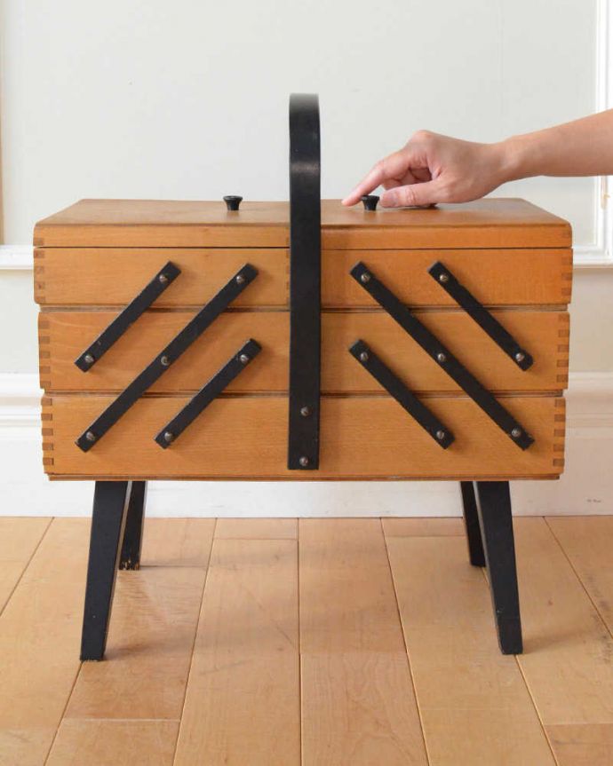 ソーイングボックス アンティーク家具 ブラックのライン入りのイギリスで見つけたアンティークソーイングボックス、(裁縫箱) 。女性のためのお裁縫箱今も昔も、女性だったら必ず持っているアンティークのソーイングボックス。(x-1256-f)