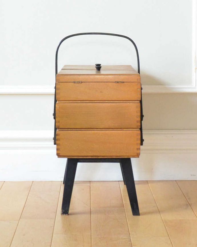 ソーイングボックス アンティーク家具 ブラックのライン入りのイギリスで見つけたアンティークソーイングボックス、(裁縫箱) 。横から見ると・・・グルッと360度、どの角度から見てもキレイに仕上げました。(x-1256-f)