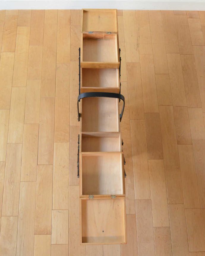 ソーイングボックス アンティーク家具 ブラックのライン入りのイギリスで見つけたアンティークソーイングボックス、(裁縫箱) 。中はこんな感じです。(x-1256-f)