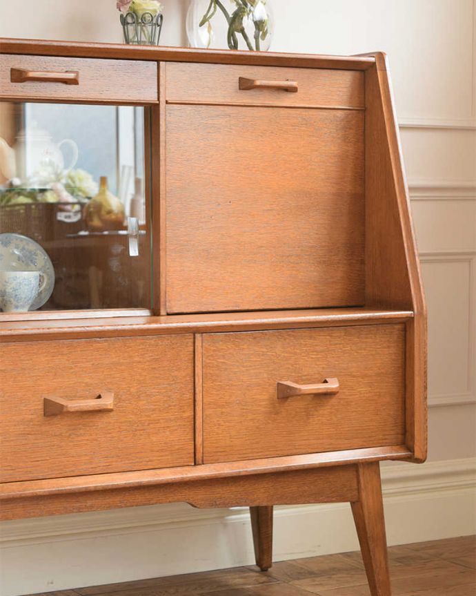 G-PLAN(Gプラン)　アンティーク家具　北欧スタイルのヴィンテージ家具、引き戸のG-planサイドボード（ブランドン）。ヴィンテージ家具が醸し出すあたたかさ。(x-1257-f)