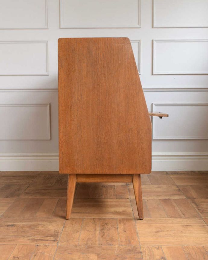 G-PLAN(Gプラン)　アンティーク家具　北欧スタイルのヴィンテージ家具、引き戸のG-planサイドボード（ブランドン）。横から見てもスッキリどこから見てもスッキリとしてステキなヴィンテージ家具。(x-1257-f)