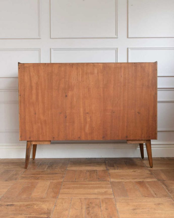 G-PLAN(Gプラン)　アンティーク家具　北欧スタイルのヴィンテージ家具、引き戸のG-planサイドボード（ブランドン）。後ろ姿もキレイですビンテージは新品ではないので、もちろん経年変化によるキズはあります。(x-1257-f)
