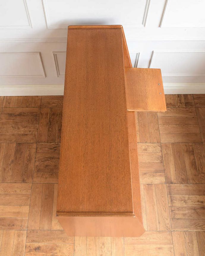 G-PLAN(Gプラン)　アンティーク家具　北欧スタイルのヴィンテージ家具、引き戸のG-planサイドボード（ブランドン）。天板の塗装もキレイに仕上げましたヴィンテージの家具は修復方法が様々。(x-1257-f)