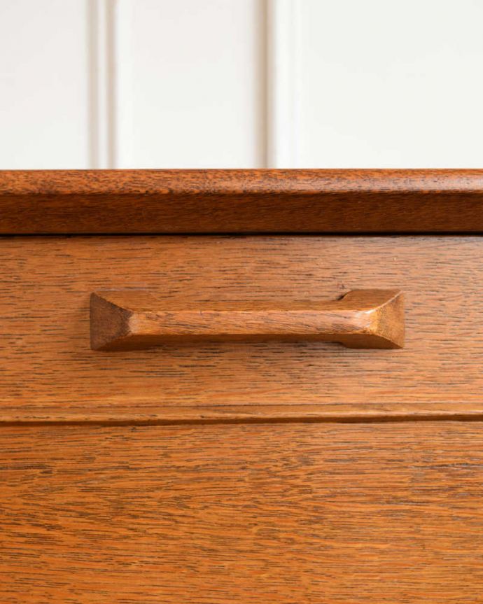 G-PLAN(Gプラン)　アンティーク家具　北欧スタイルのヴィンテージ家具、引き戸のG-planサイドボード（ブランドン）。デザインの一部になっていますオシャレな取っ手のデザインは、家具のデザインの一部。(x-1257-f)