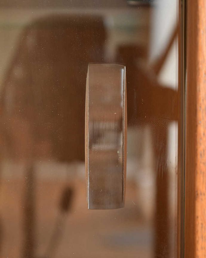 G-PLAN(Gプラン)　アンティーク家具　北欧スタイルのヴィンテージ家具、引き戸のG-planサイドボード（ブランドン）。こんな所もスタイリッシュガラス戸の取っ手です。(x-1257-f)