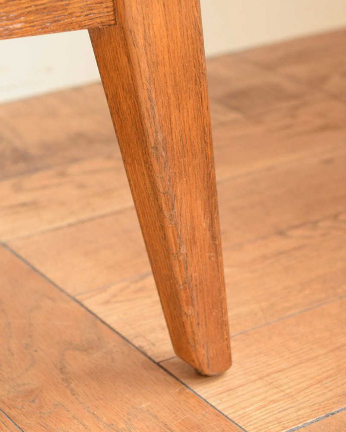 G-PLAN(Gプラン)　アンティーク家具　北欧スタイルのヴィンテージ家具、引き戸のG-planサイドボード（ブランドン）。スッキリとした脚の裏には…Handleの家具の脚裏にはフェルトキーパーをお付けしています。(x-1257-f)