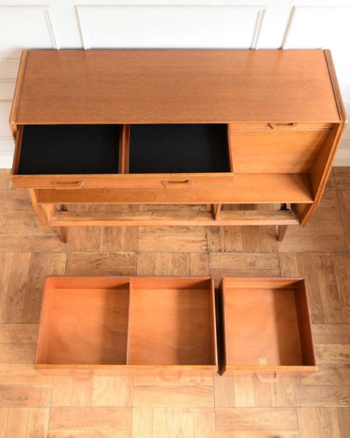 G-PLAN(Gプラン)　アンティーク家具　北欧スタイルのヴィンテージ家具、引き戸のG-planサイドボード（ブランドン）。もちろん、引き出しもキレイです！引き出しの中も専門の職人が修復したのでキレイです。(x-1257-f)